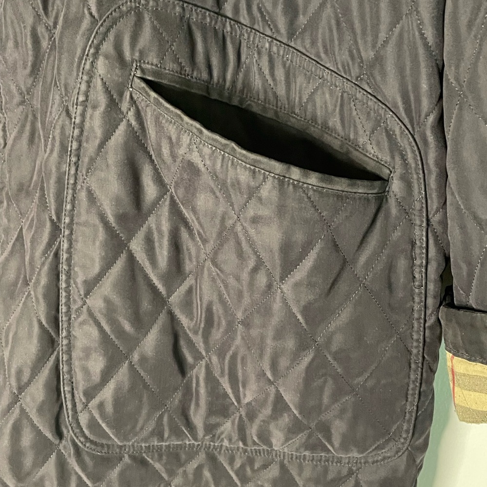 Burberry Black Quilted Jacket w/corduroy collar & Classic Nova Check lining. - Picture 14 of 14